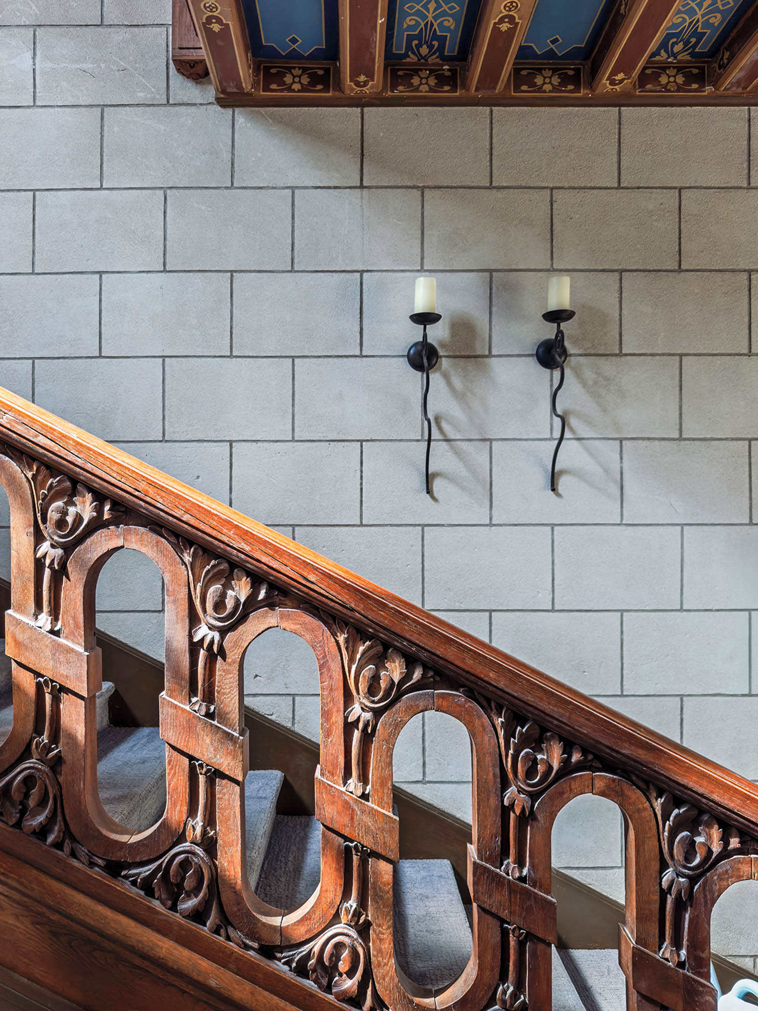 foyer stairwell with sconces